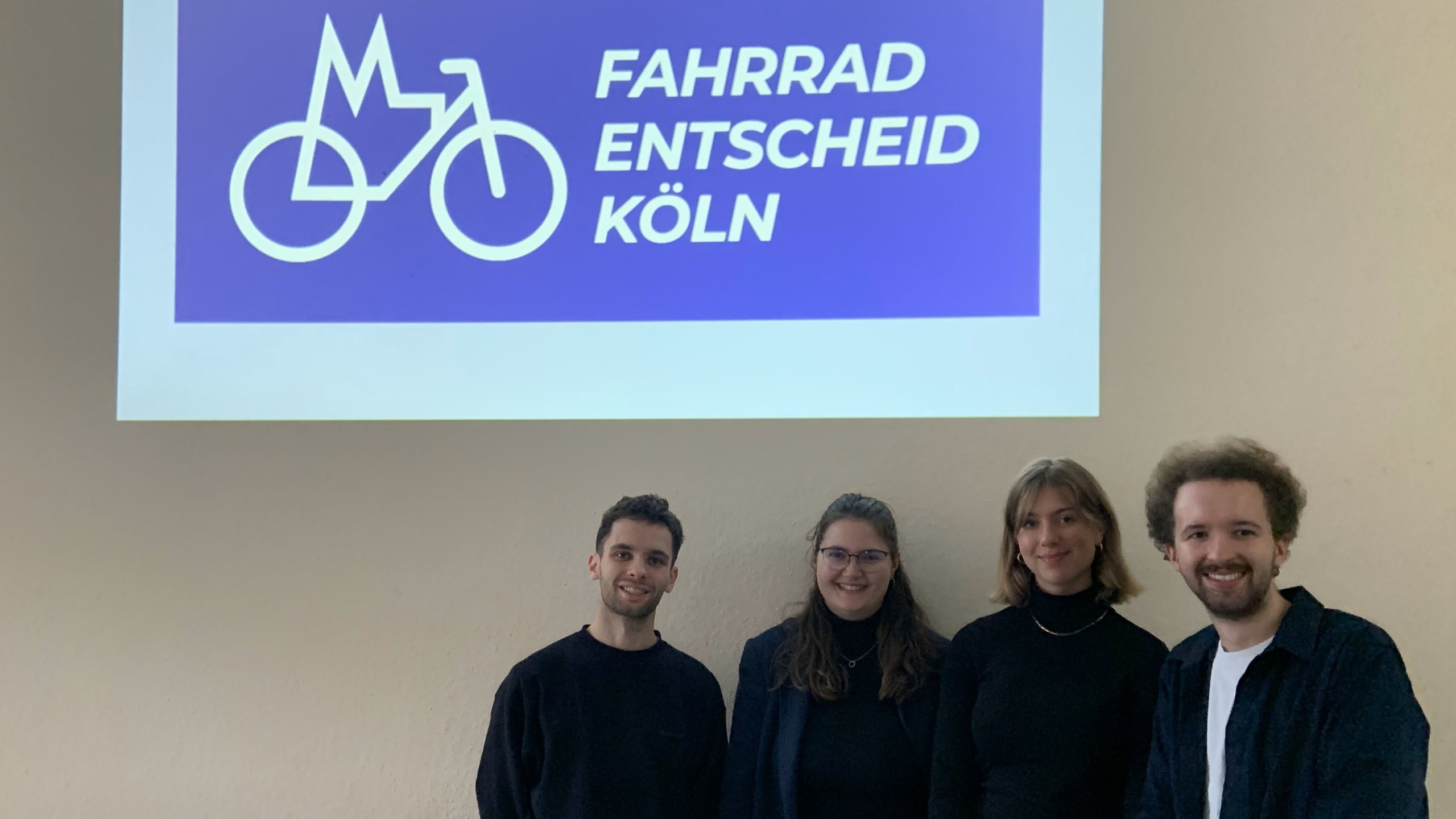Die Presseprechenden des Fahrrad-Entscheids Köln. Vlnr: Joost Zickler, Natalie Horn, Nina Bönninghaus, Lukas Giesbert