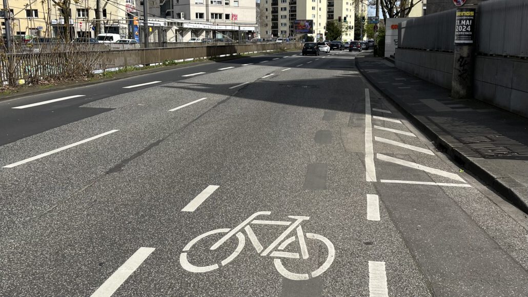 Ein Fahrradweg in Köln endet aprupt auf einer großen und gefährlichen Straße.