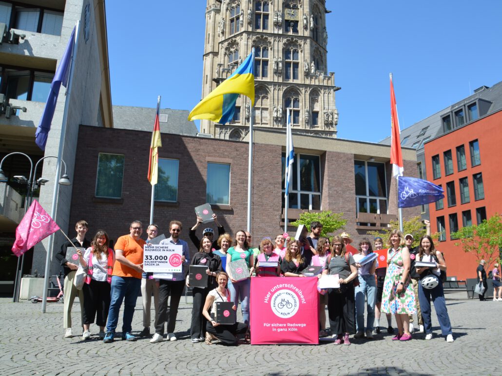 Unterschriftenübergabe des Fahrrad-Entscheid Kölns an Stadt Köln
