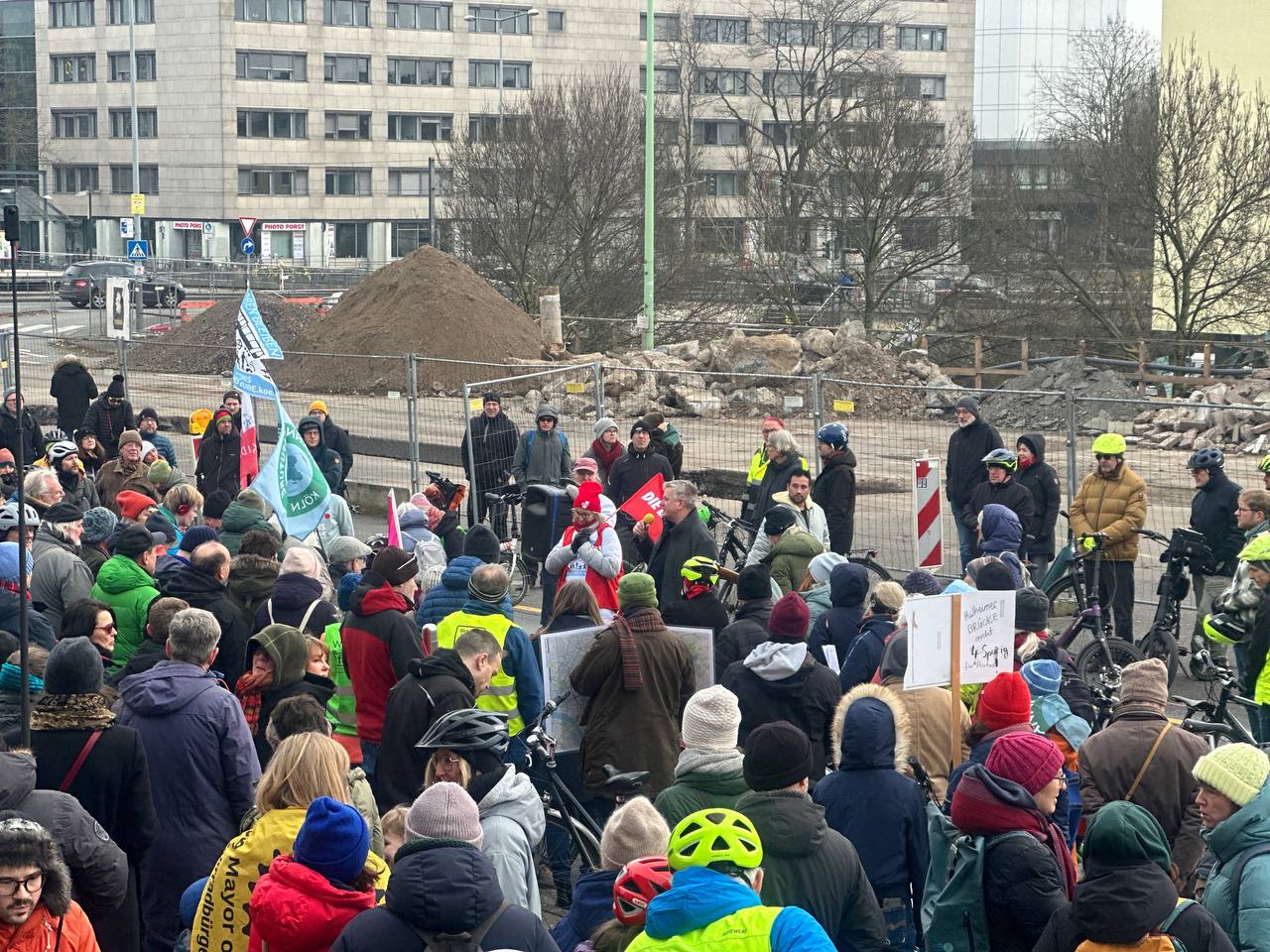 Rund 300 Menschen demonstrieren für sichere und saubere Mobilität auf der Mülheimer Brücke Köln